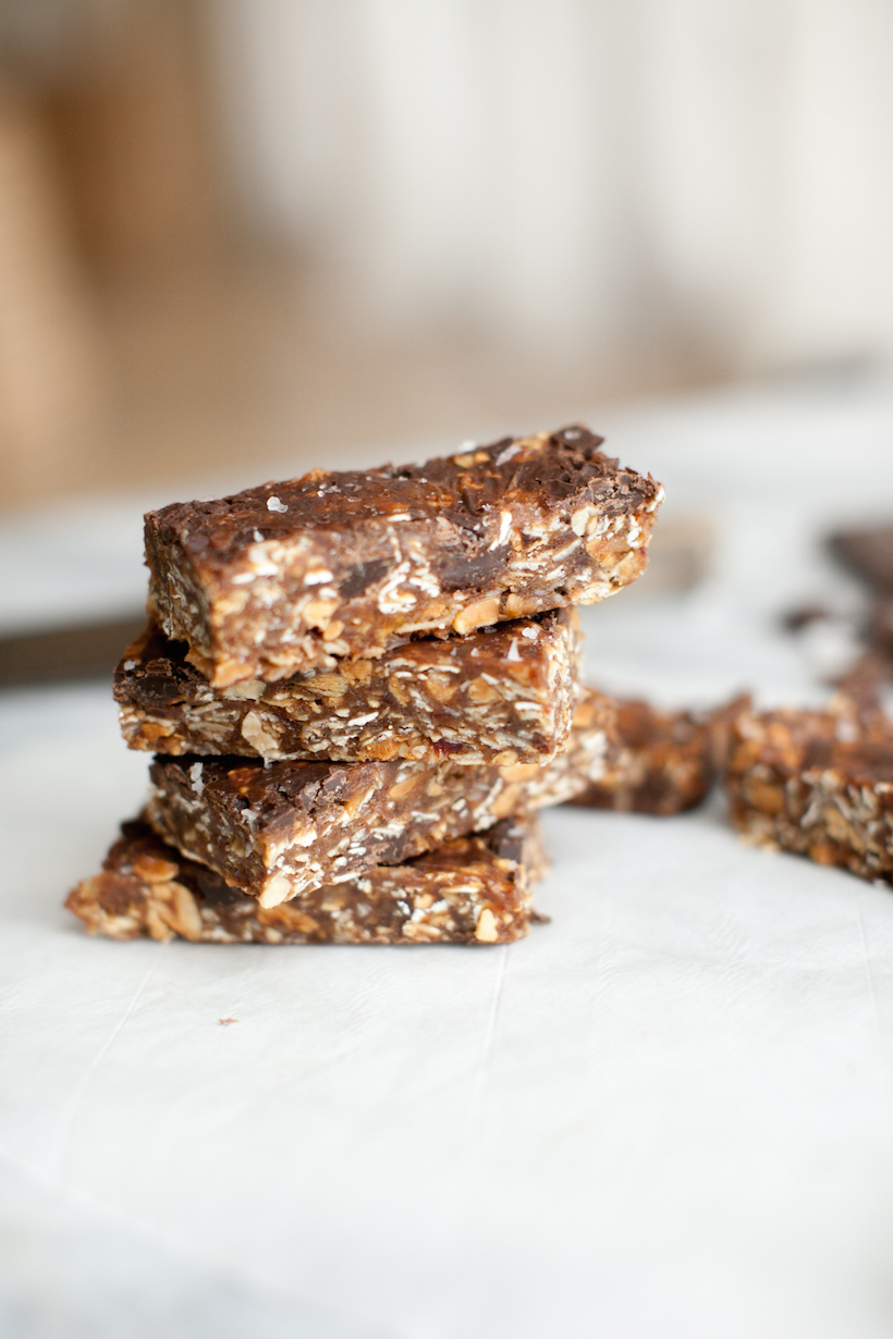 no-bake peanut butter-chocolate chunk granola bars (vegan & gluten-free)