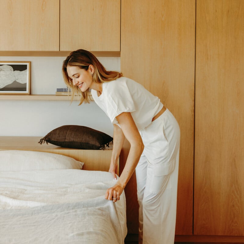 Sanne Vloet making bed