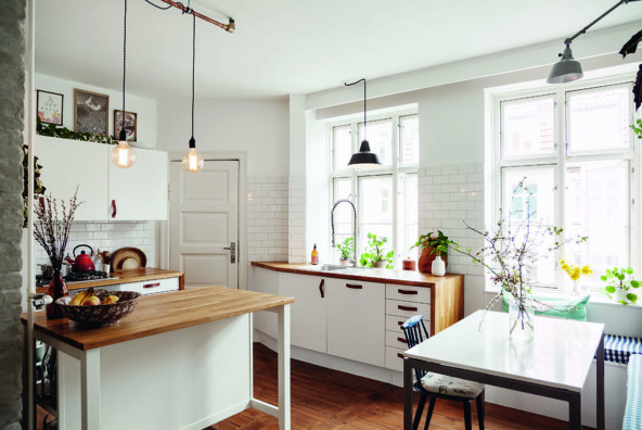 Clean, White Kitchen // Decorating Tips For the Life You Want