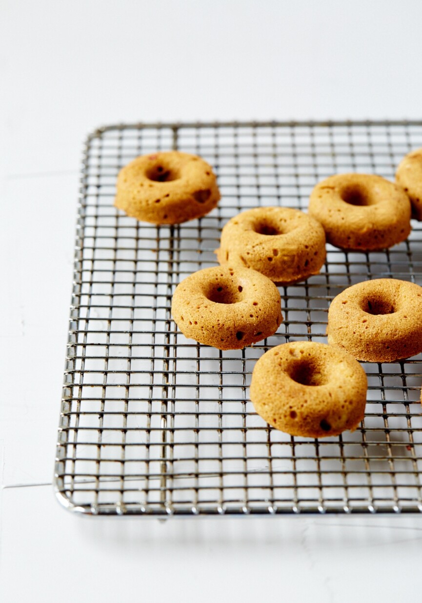 making maple molasses donuts