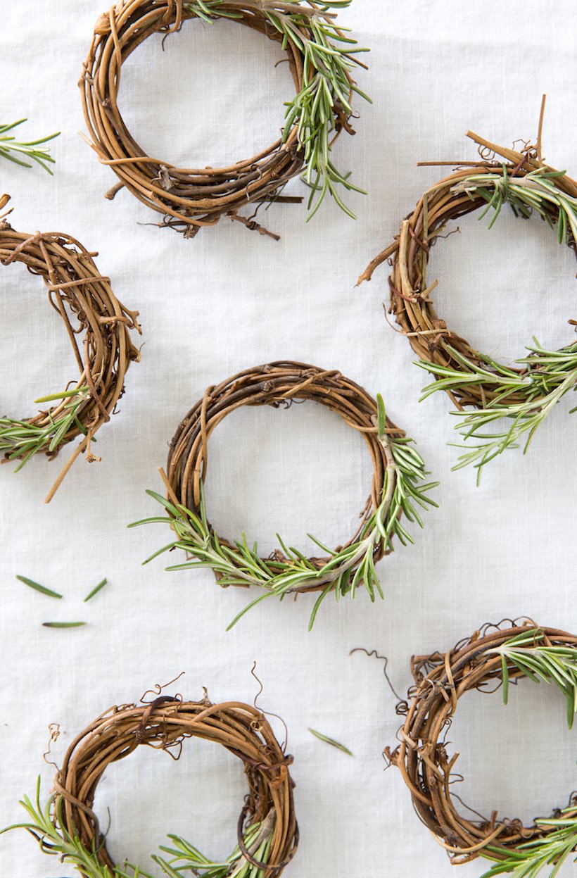 DIY rosemary wreaths for a holiday place card. Cute!