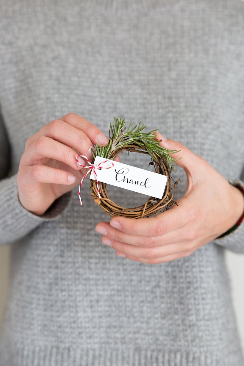 DIY rosemary wreaths for a holiday place card. Cute!