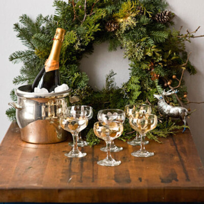 holiday champagne bar // great idea for decorating in a small space!