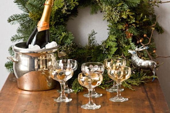 holiday champagne bar // great idea for decorating in a small space!