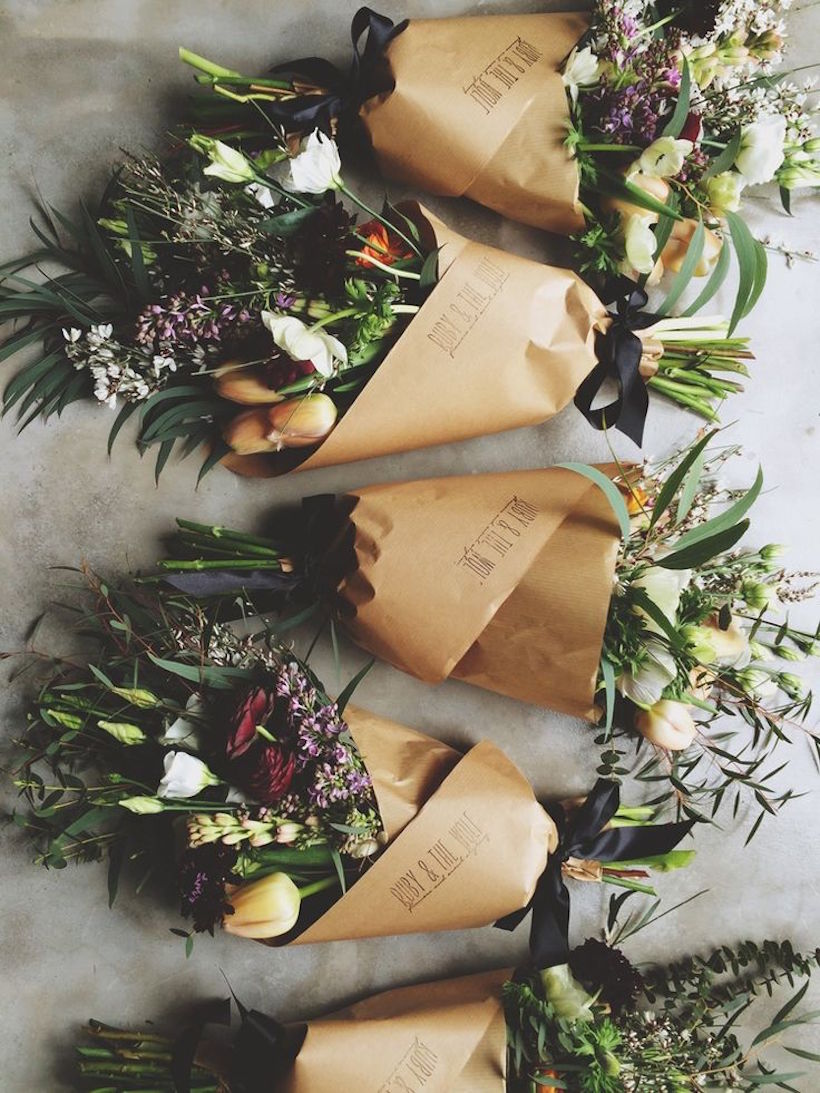 love this gift idea for wrapping a bouquet of flowers in kraft paper