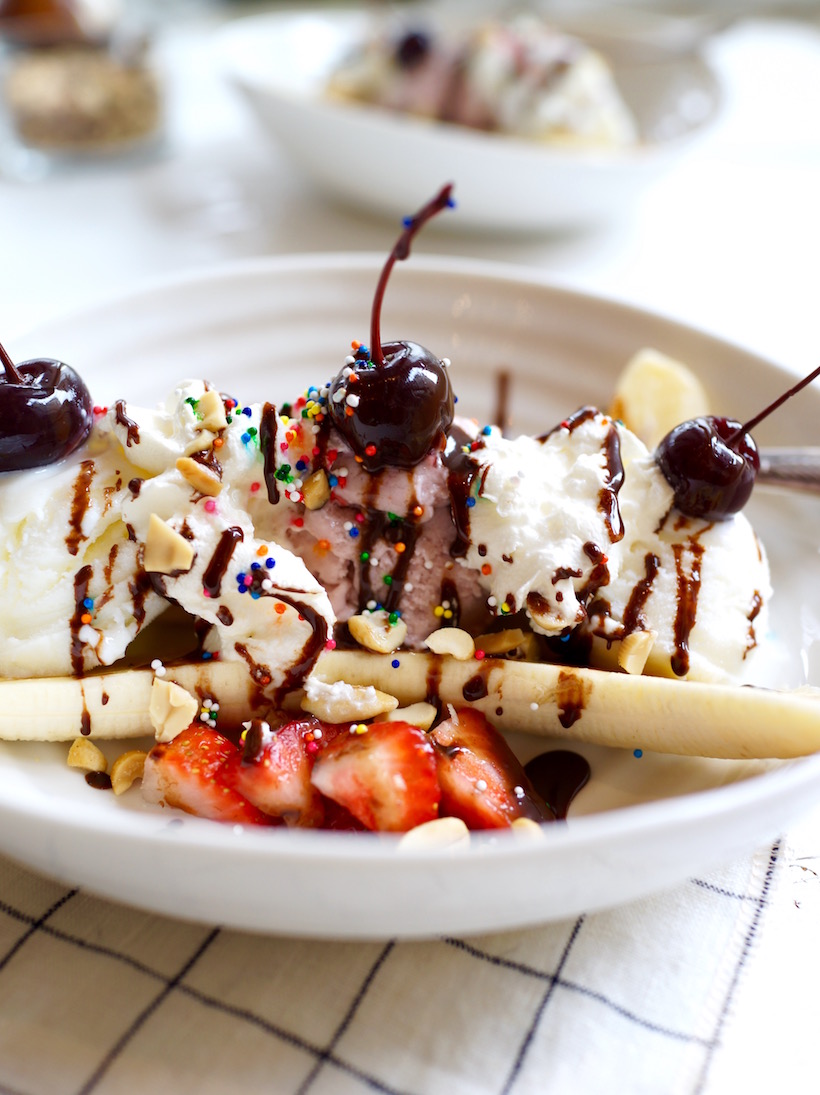 build-your-own banana splits - such a fun & easy party concept!