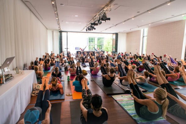 huge barre class at the Camille Styles #gethealthygettogether // most fun group workout ever