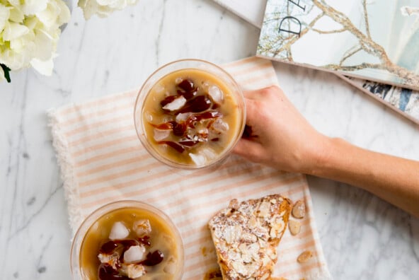 Homemade Iced Caramel Latté Recipe -- way less expensive than the coffeeshop versions and so delicious!