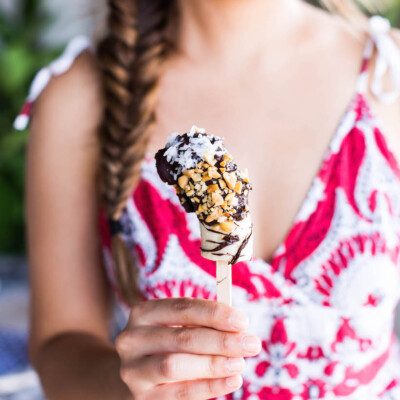 Delicious chocolate covered frozen bananas for the Fourth of July!