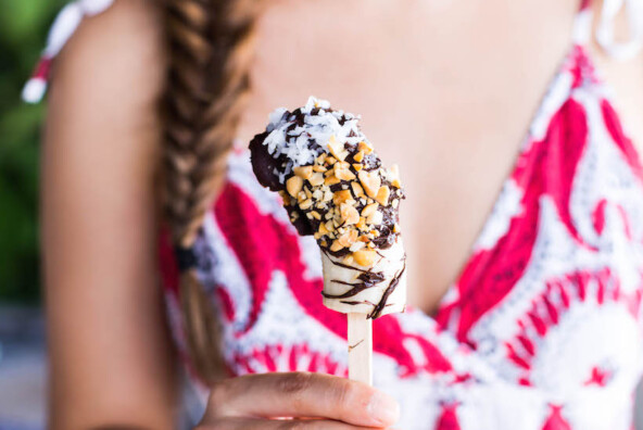 Delicious chocolate covered frozen bananas for the Fourth of July!