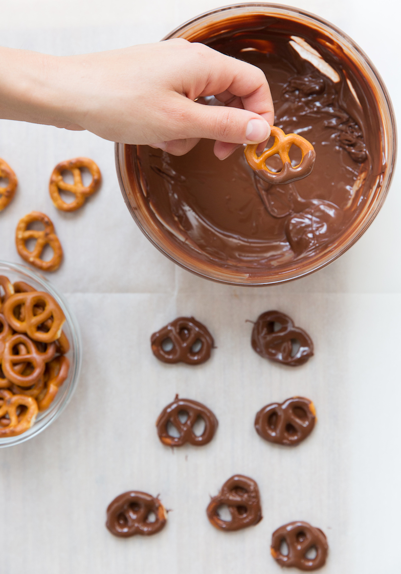 how to make your own chocolate covered pretzels