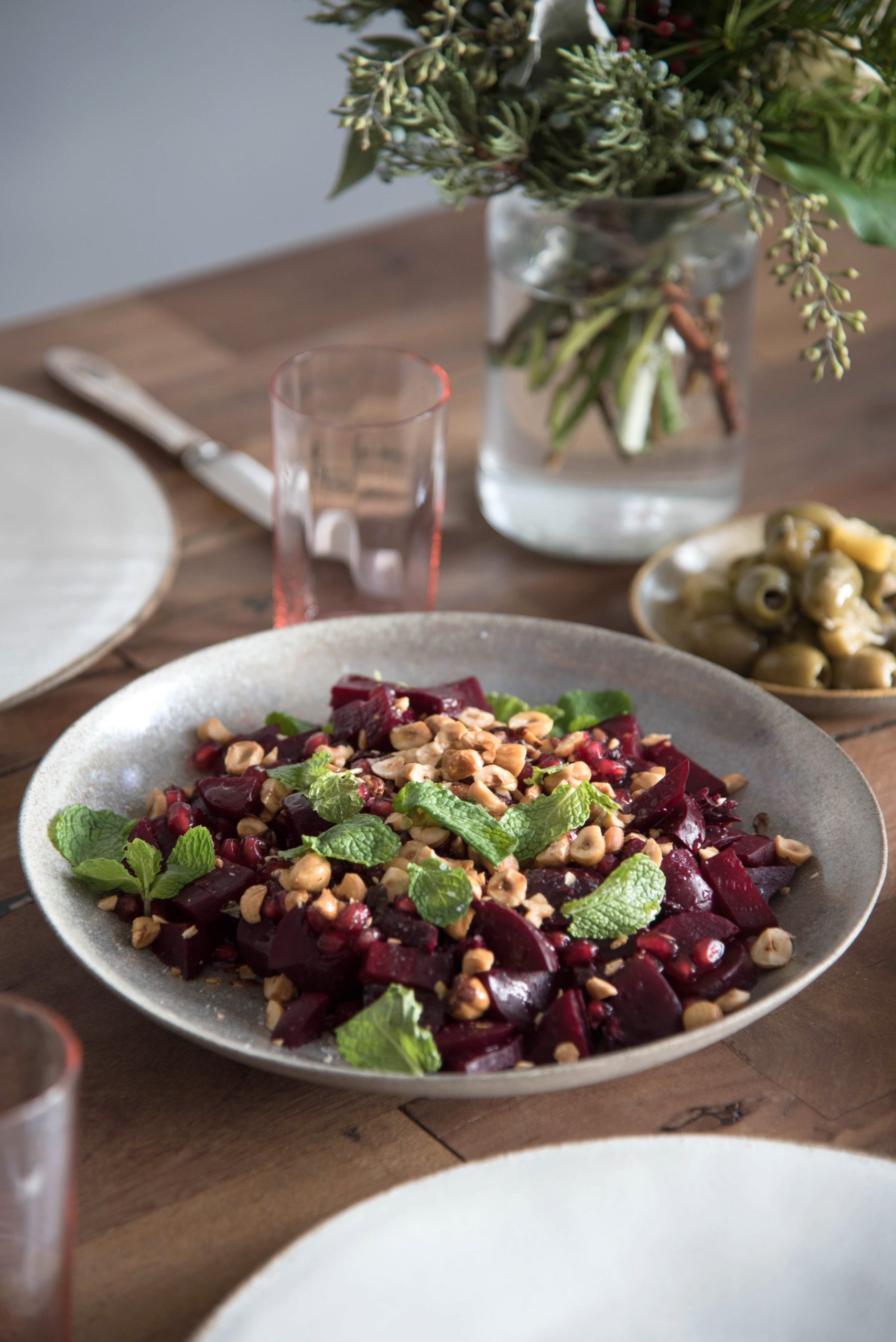 ensalada de remolacha, granada y avellanas