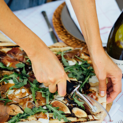 grilled pizza with fig, prosciutto, mozzarella, and arugula