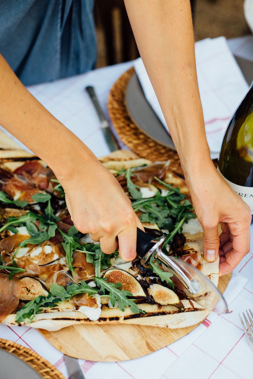 pizza panggang dengan ara, prosciutto, mozzarella, dan arugula