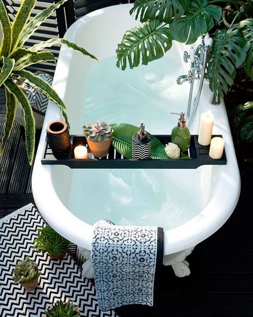 prettiest outdoor bathtub