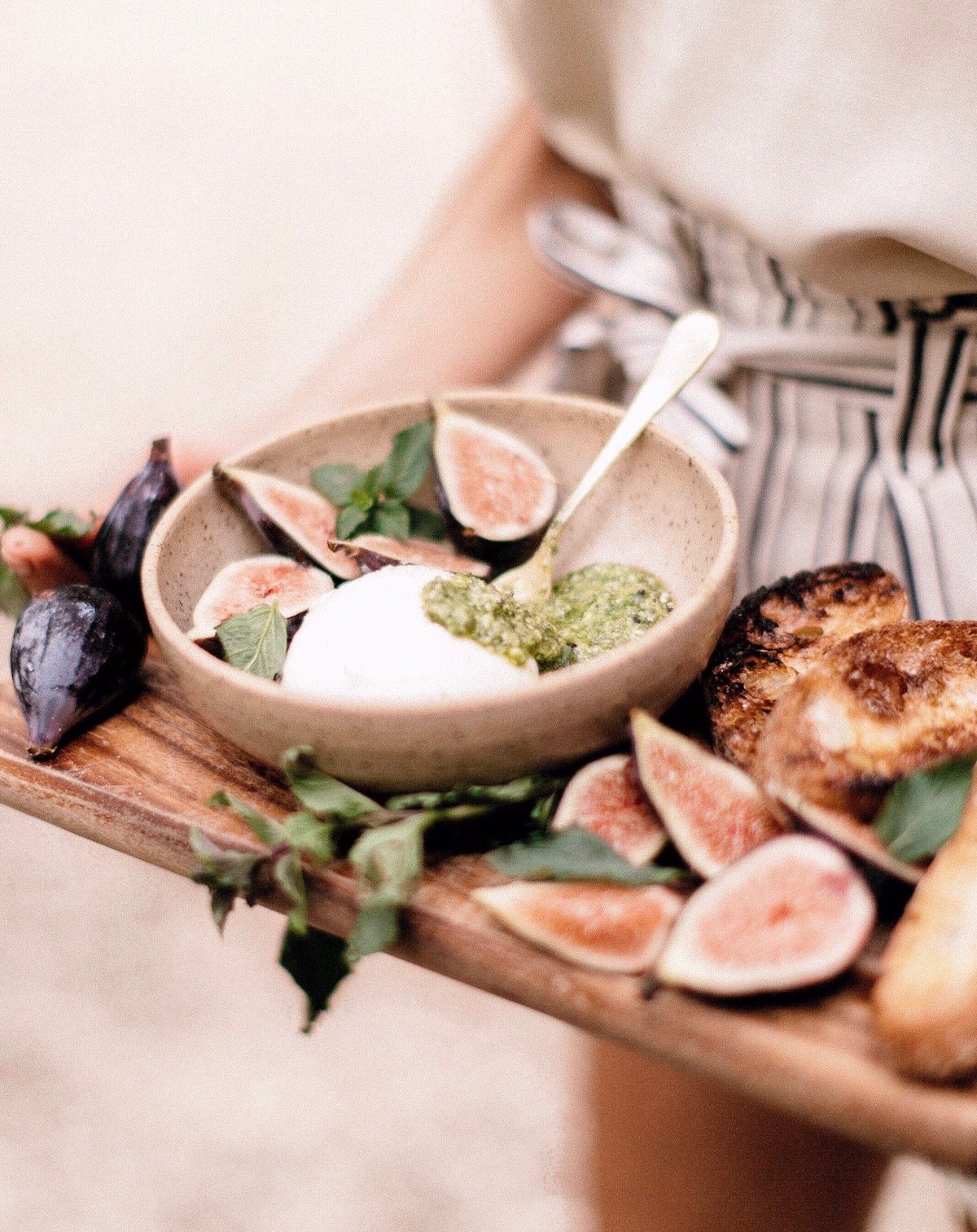 burrata with figs, pesto and grilled bread