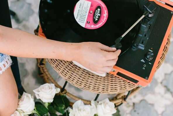 a february playlist to make you happy, valentines day playlist, valentines day inspo, record player, roses