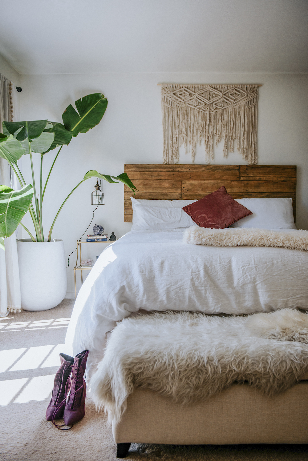 minimalist beach bungalow, neutral bedroom
