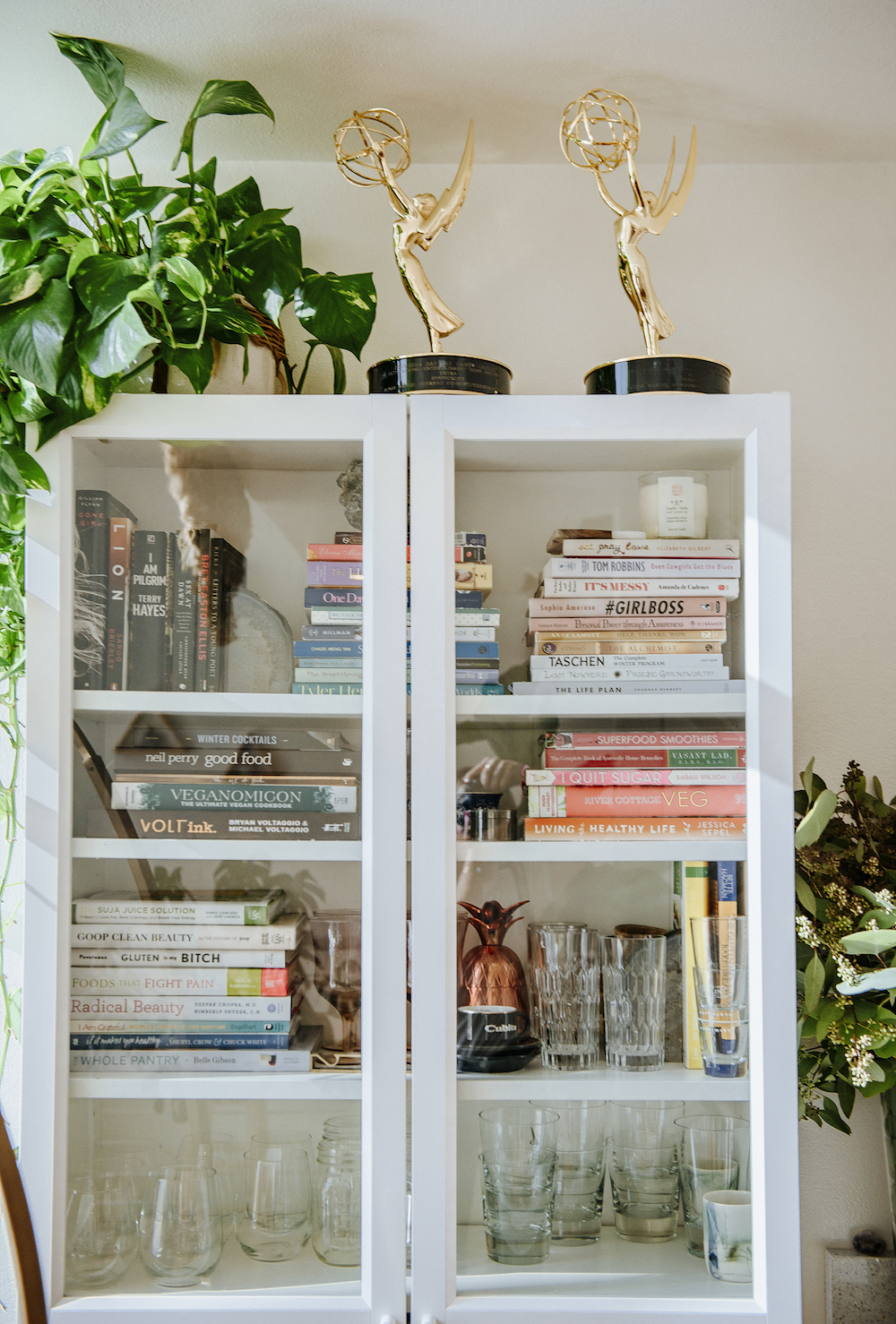 perfectly styled shelves, open shelving, kitchen shelves, how to style a bookshelf