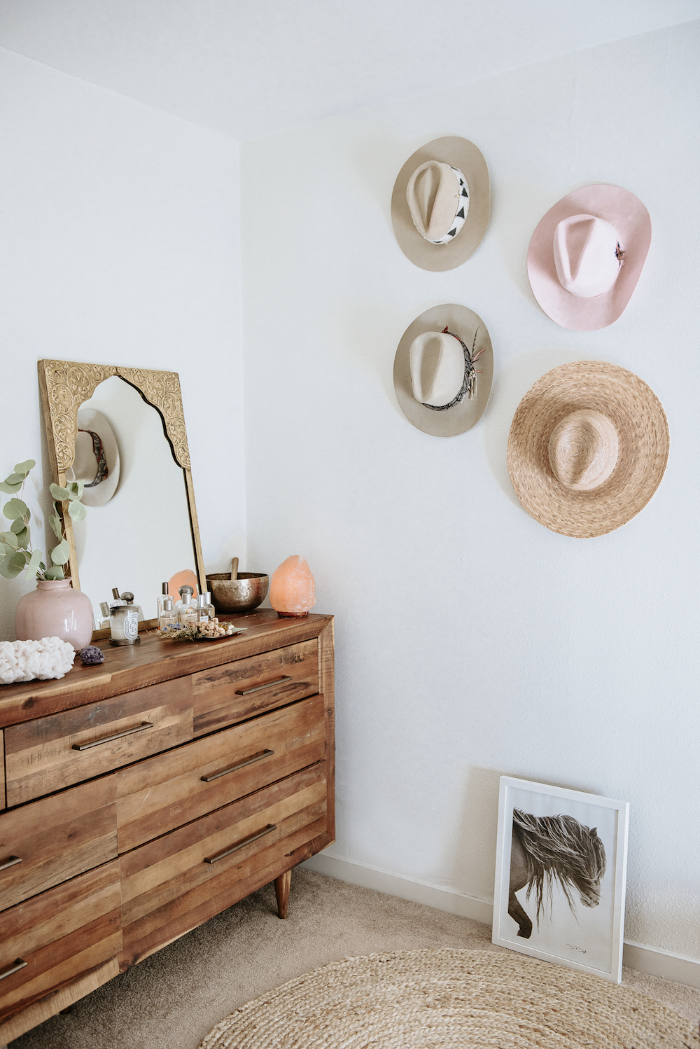 neutral decor, hats on wall decor