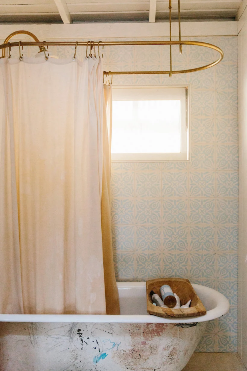 Minimalist bathroom tub