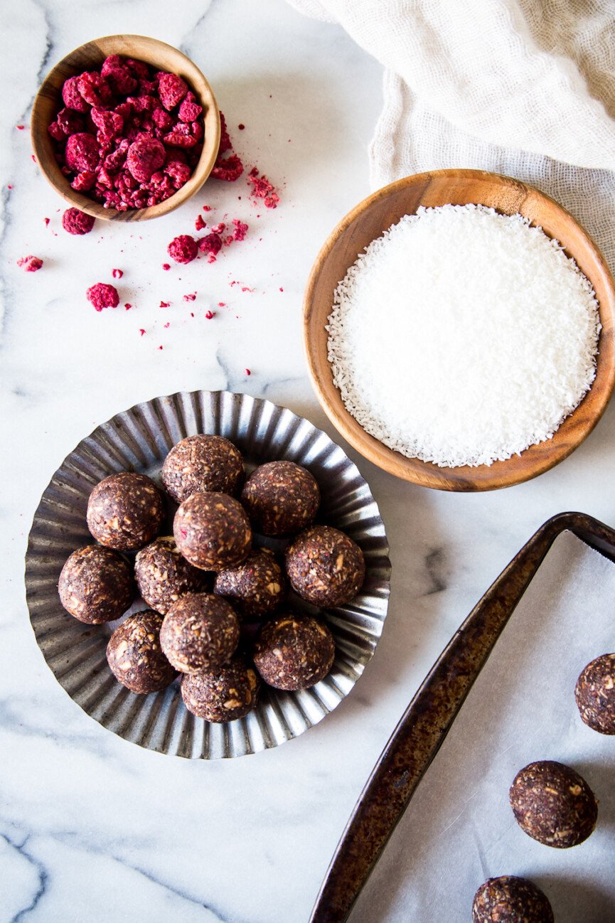 raspberry cocoa energy balls being assembled_workout foods