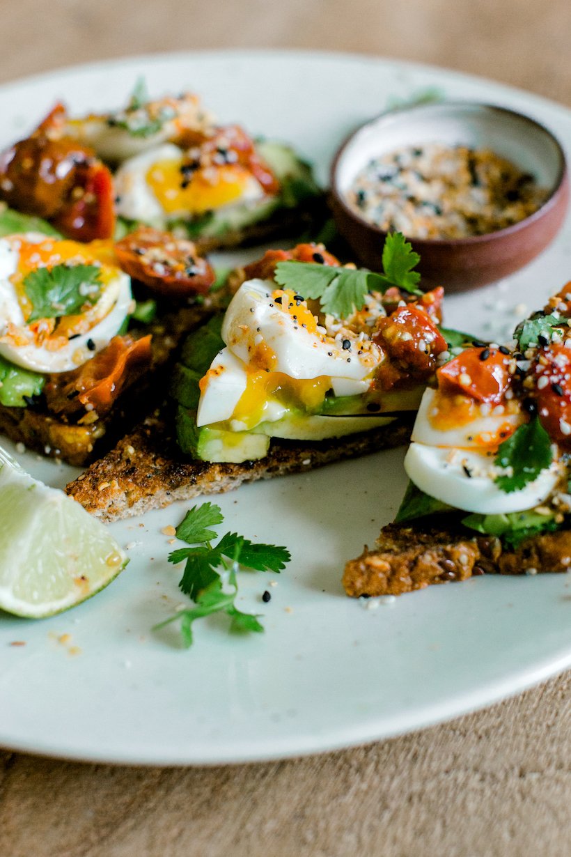 the best avocado toast topped with tomatoes & runny egg - how to make it!