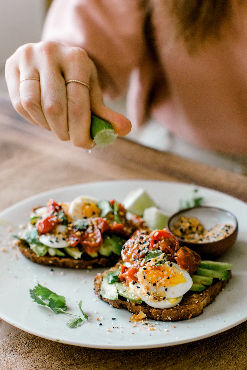 the best avocado toast topped with tomatoes & runny egg - how to make it!