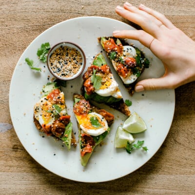 the best avocado toast topped with tomatoes & runny egg - how to make it!