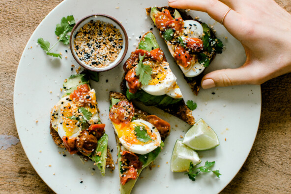 the best avocado toast topped with tomatoes & runny egg - how to make it!