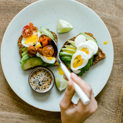 the best avocado toast topped with tomatoes & runny egg - how to make it!