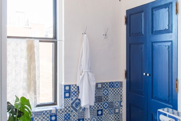 blue and white bathroom, bathroom decor inspo