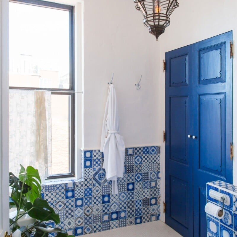 blue and white bathroom, bathroom decor inspo