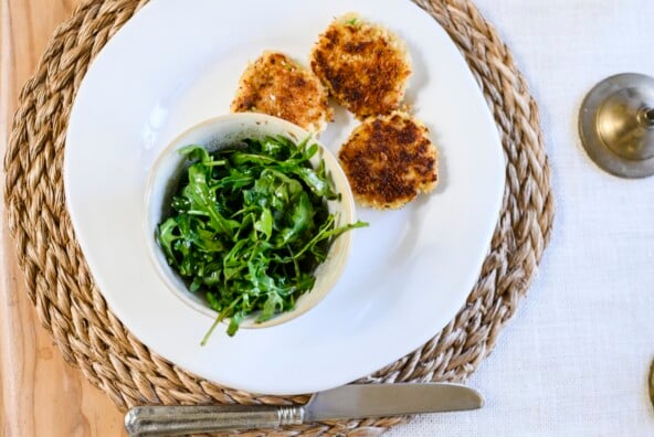 crab cake and arugula salad