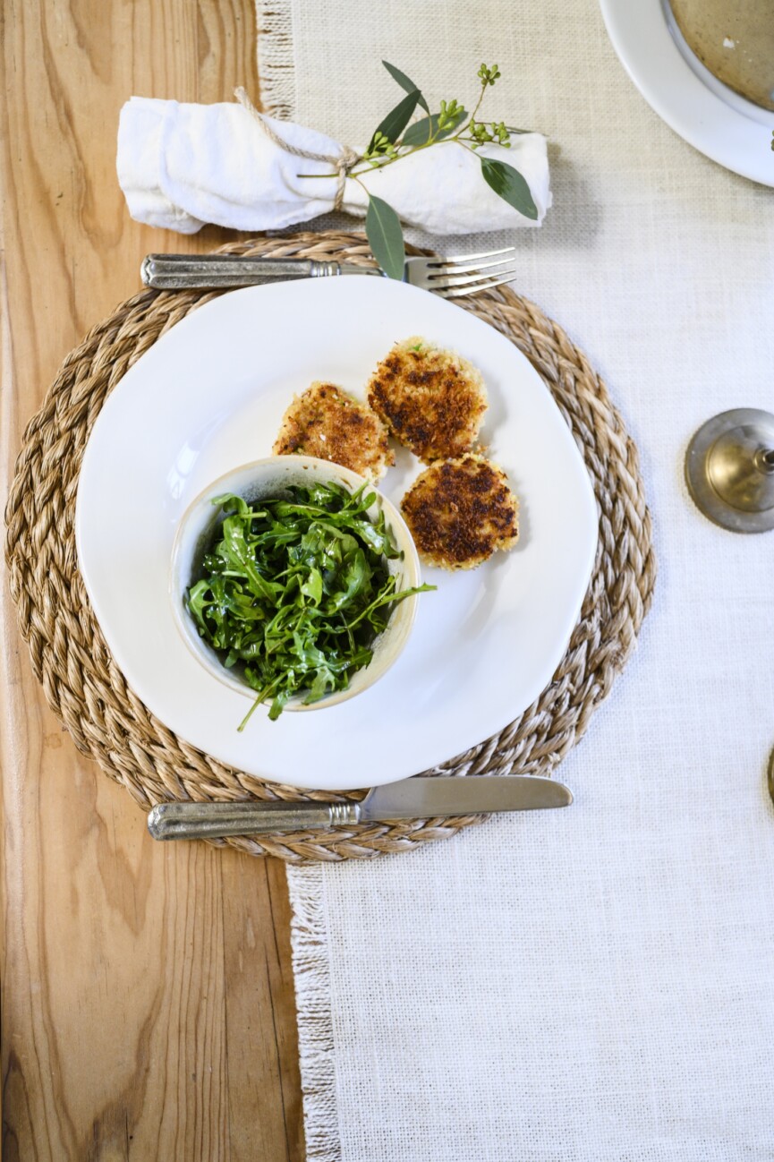 crab cake and arugula salad
