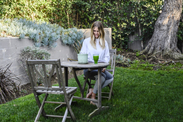 lauren scruggs, outdoor patio, green juice_foods for glowing skin