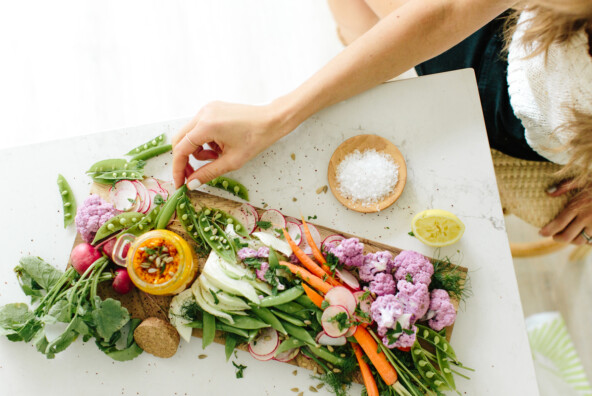 crudite with turmeric pesto