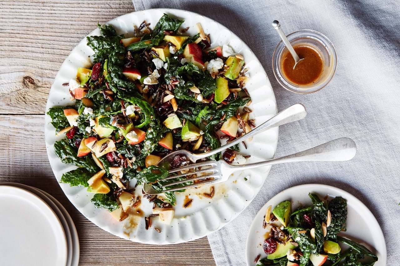 Salada de couve e arroz selvagem