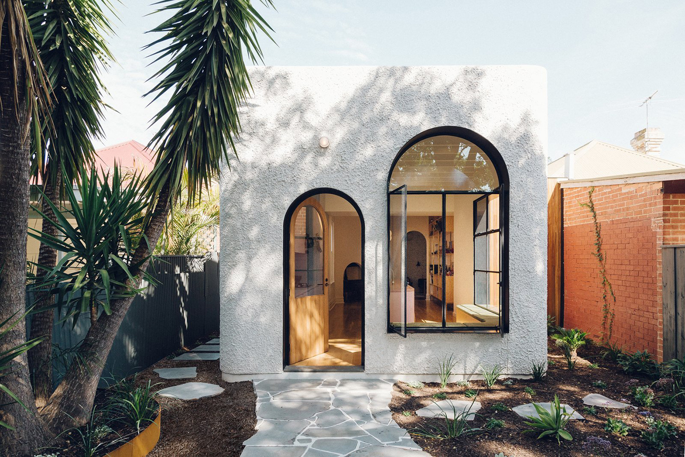 Think about downsizing after viewing the small and incredibly stylish Plaster Fun House, designed by Sans Arc Studio in South Australia.