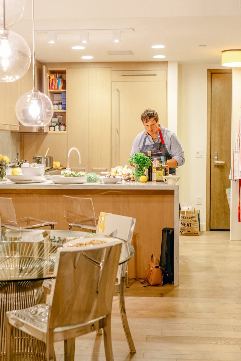 سرآشپز سیموس مولن با گل کلم سرخ شده کامل در آشپزخانه خانه اش