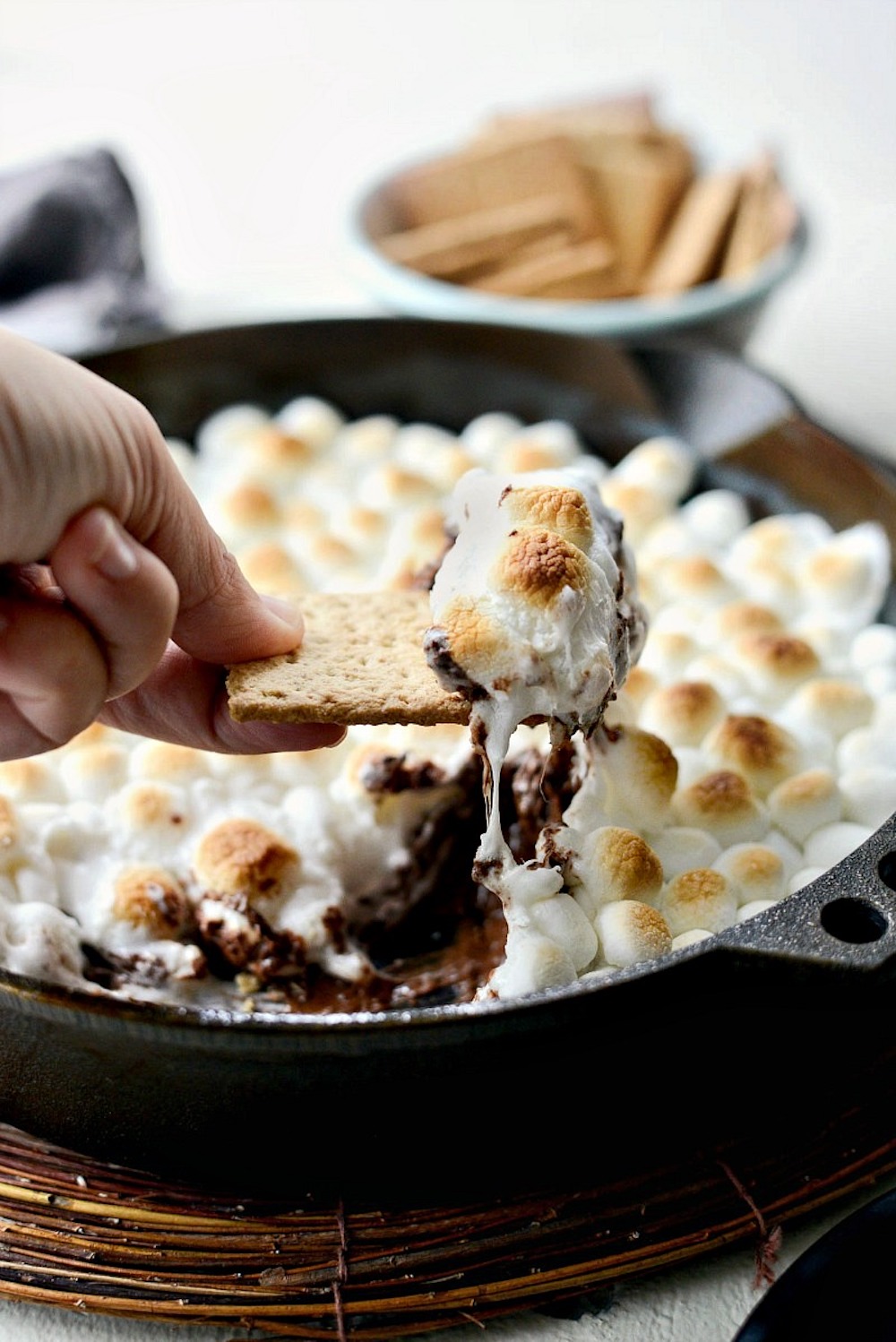Skillet-Smores-Dip-AMAZING-SMORES-Crunchy-chocolate-ganache-marshmallows-smores-recipejpg