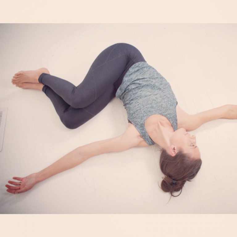 yoga pour soulager le stress, poses de yoga, Torsion inclinée (Mia Baxter Smail)