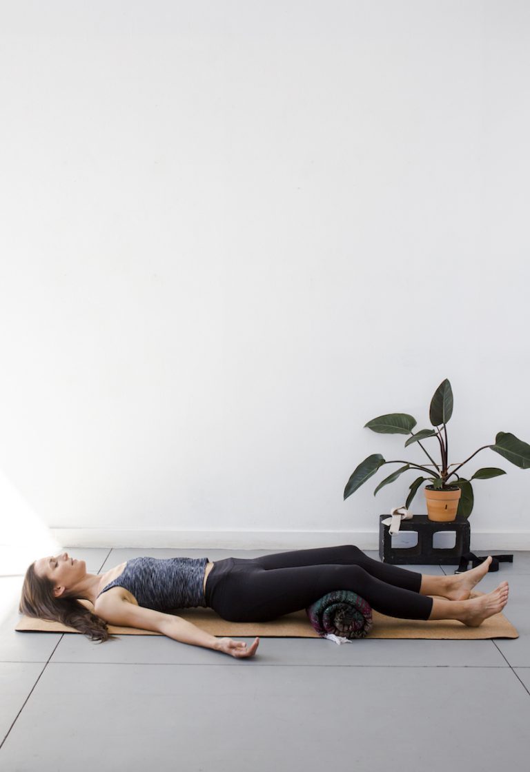 Yoga zum Stressabbau, Yoga-Posen, Beine an der Wand hoch, Unterstützte Tiefenruhe