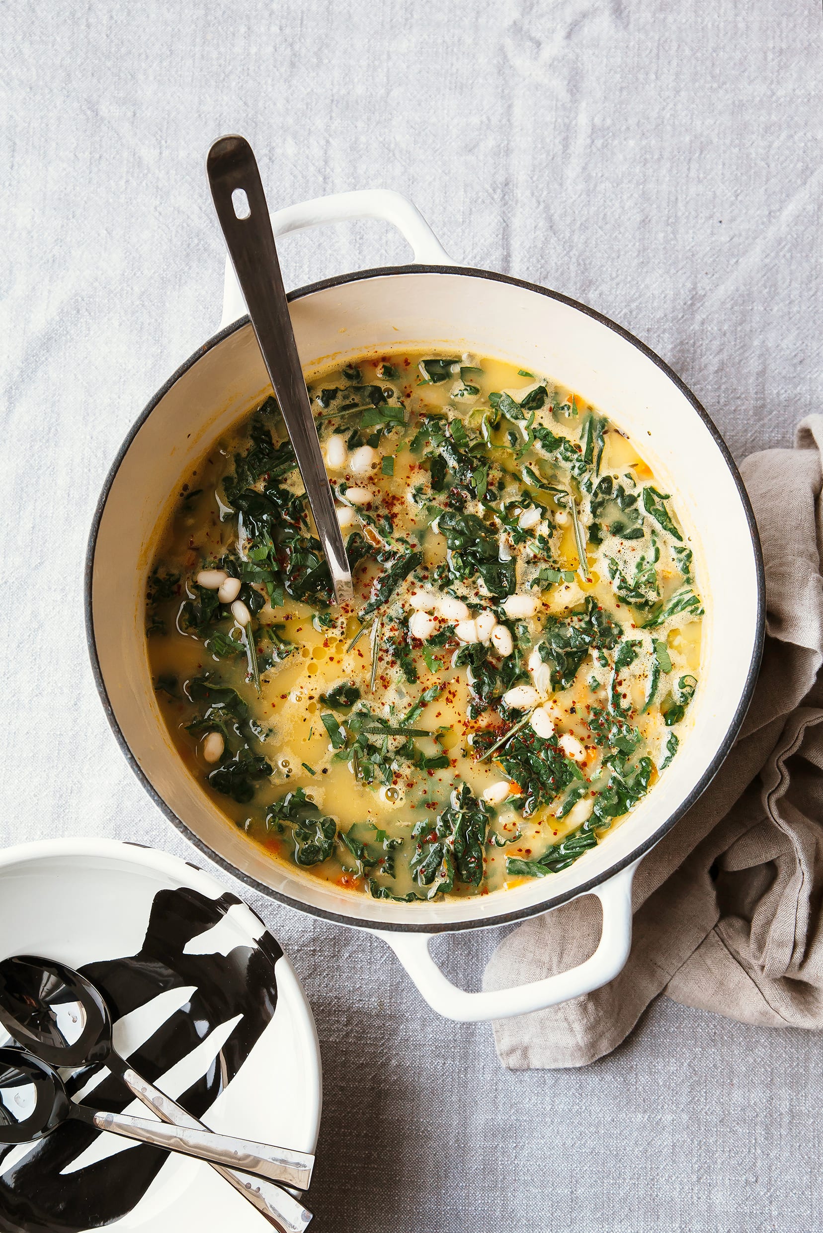 Creamy Vegan White Bean Kale Soup_healthy soup recipes