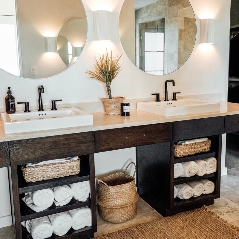 How to organize bathroom cabinets and vanities