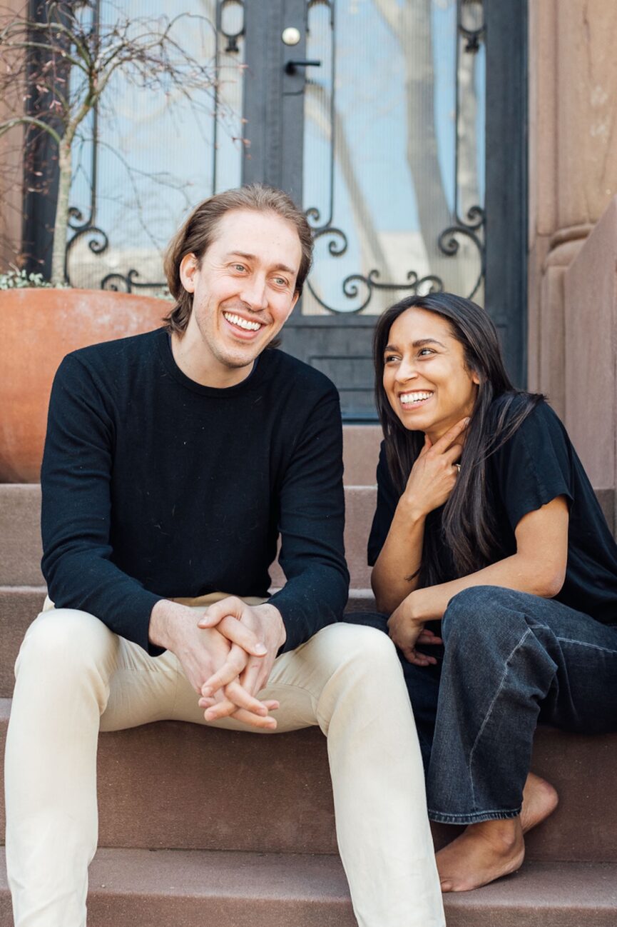 Casal de longa distância rindo juntos.