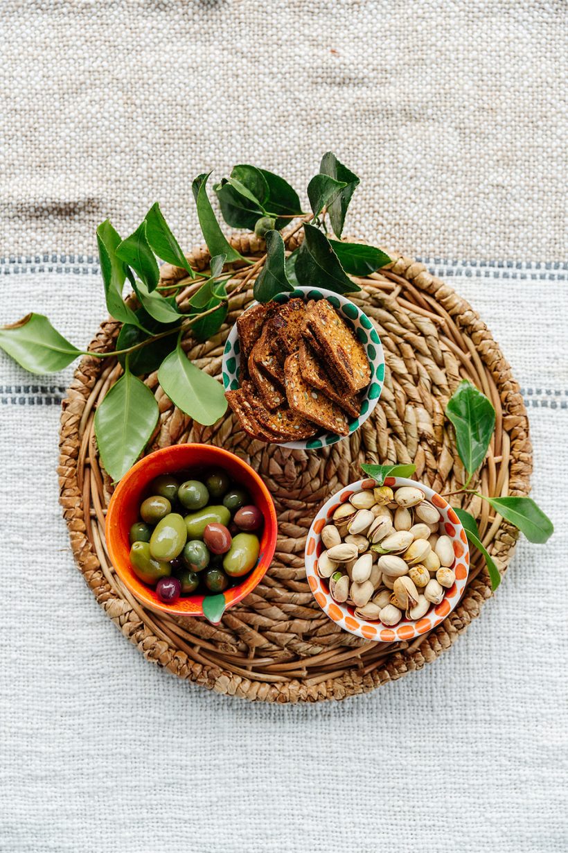 olives and pistachios, appetizers to entertain with snacks