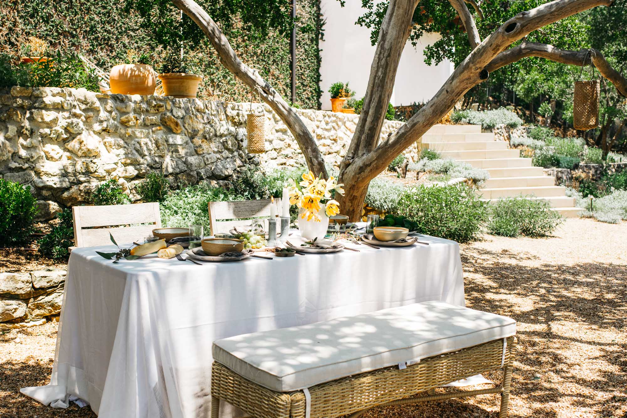 summer table setting ideas, Camille Styles summer dinner party table in backyard with trees