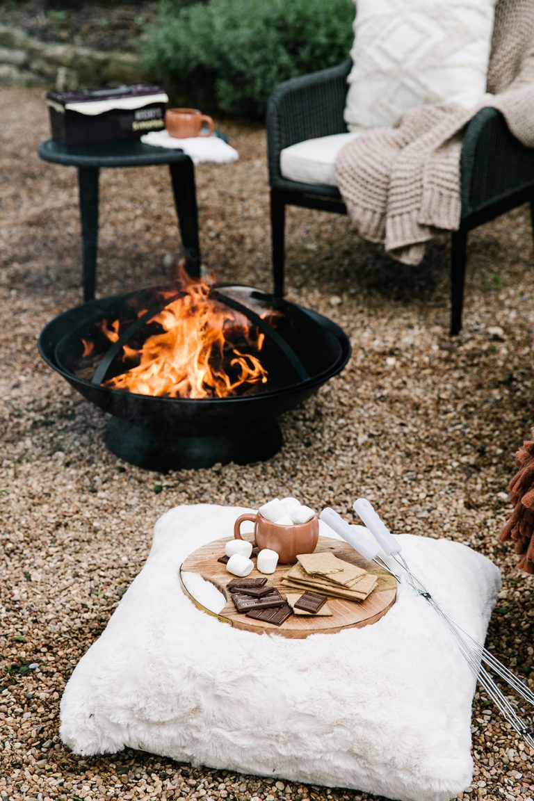 fire pit with s'mores, with the aim of celebrating the fall of the game night in the yard, nice, blankets and shots