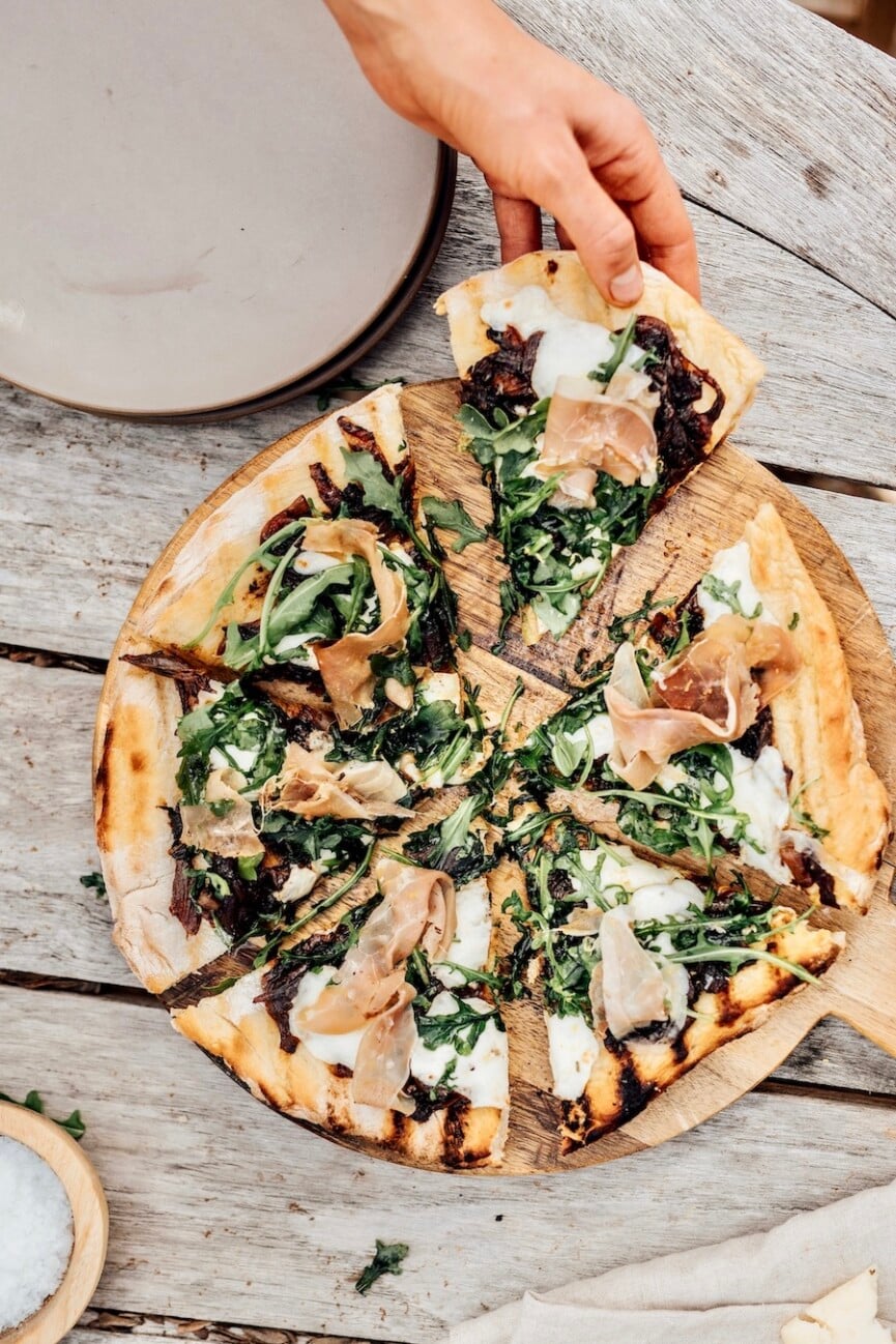 Caramelized Onion and Prosciutto Pizza with Arugula - how to grill a pizza_quick summer dinners